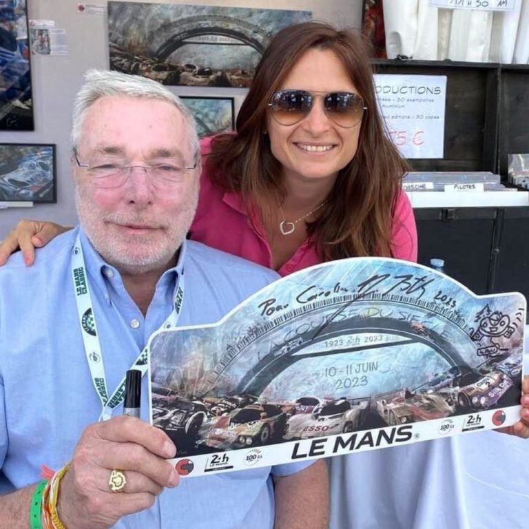 Jurgen Barth | pilote Porsche | Caroline LLONG | Artiste officielle des 24h du Mans | plaque de rallye centenaire des 24h du Mans