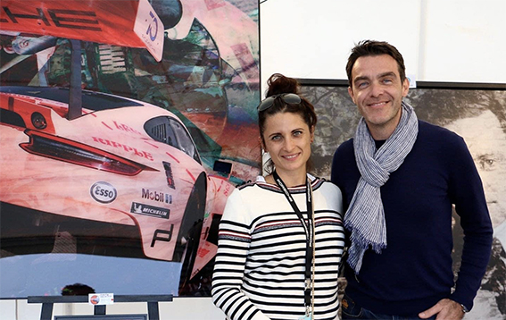 Le journaliste Gregory GALIFFI - l'artiste Caroline LLONG - Paradis Porsche 2022
